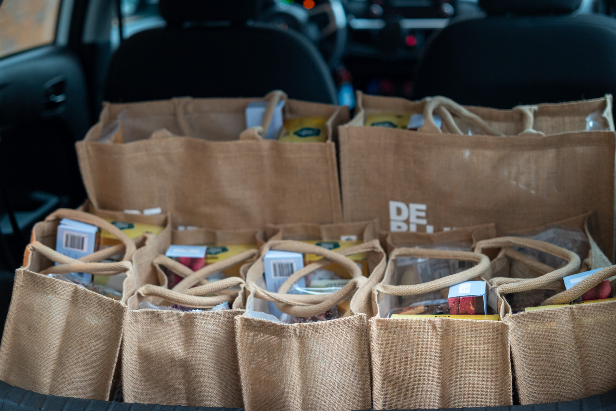 Goed gevulde boodschappentassen van de blijde boodschappentassen actie