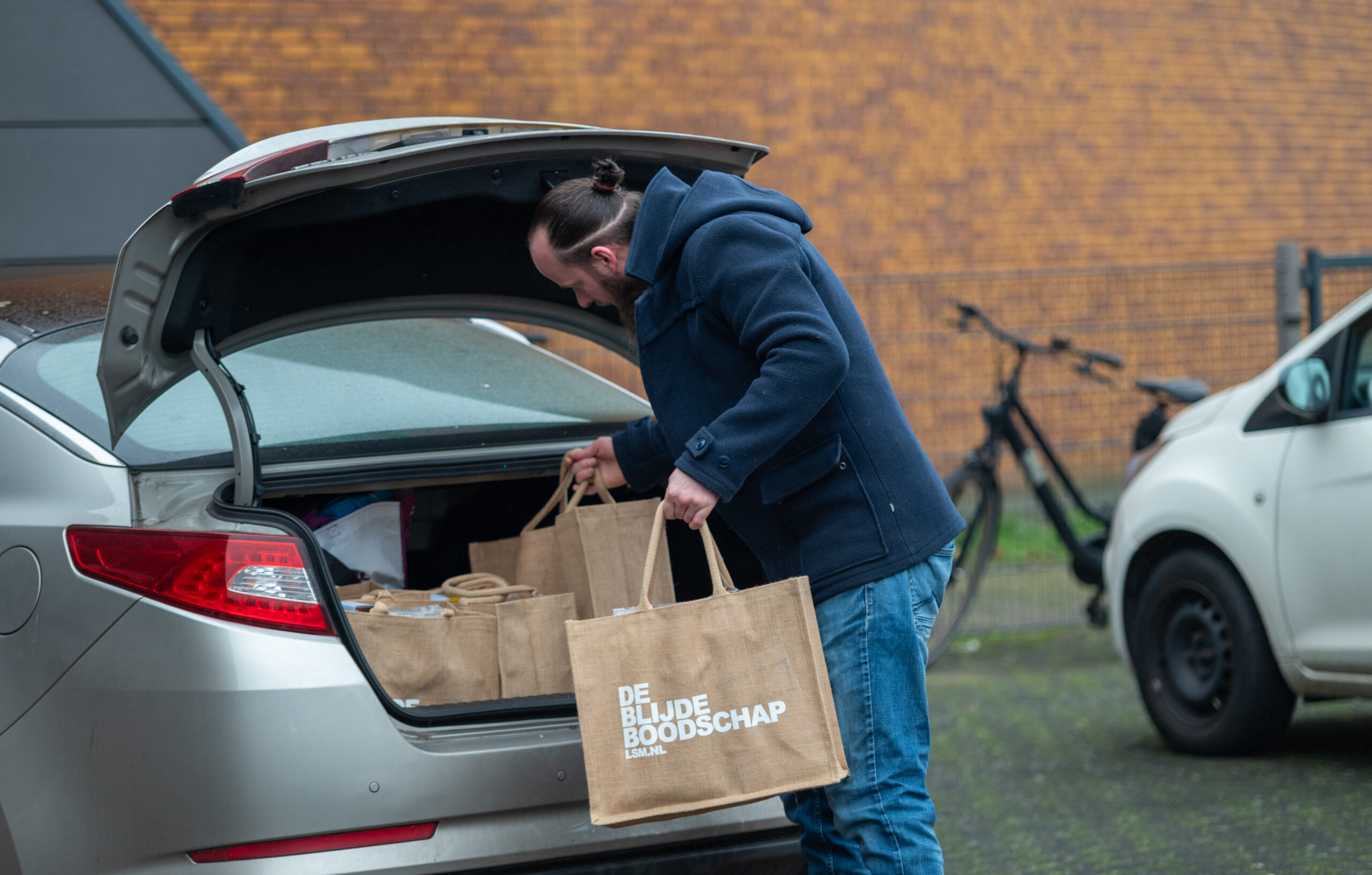 Goed gevulde boodschappentassen van de blijde boodschappentassen actie