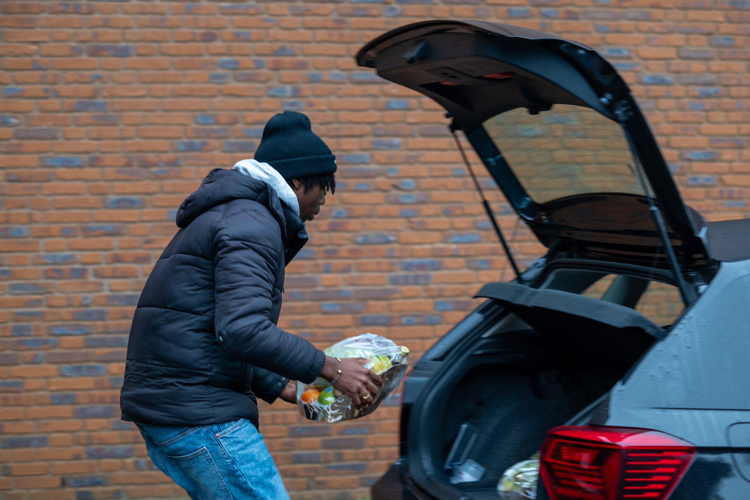 Goed gevulde boodschappentassen van de blijde boodschappentassen actie